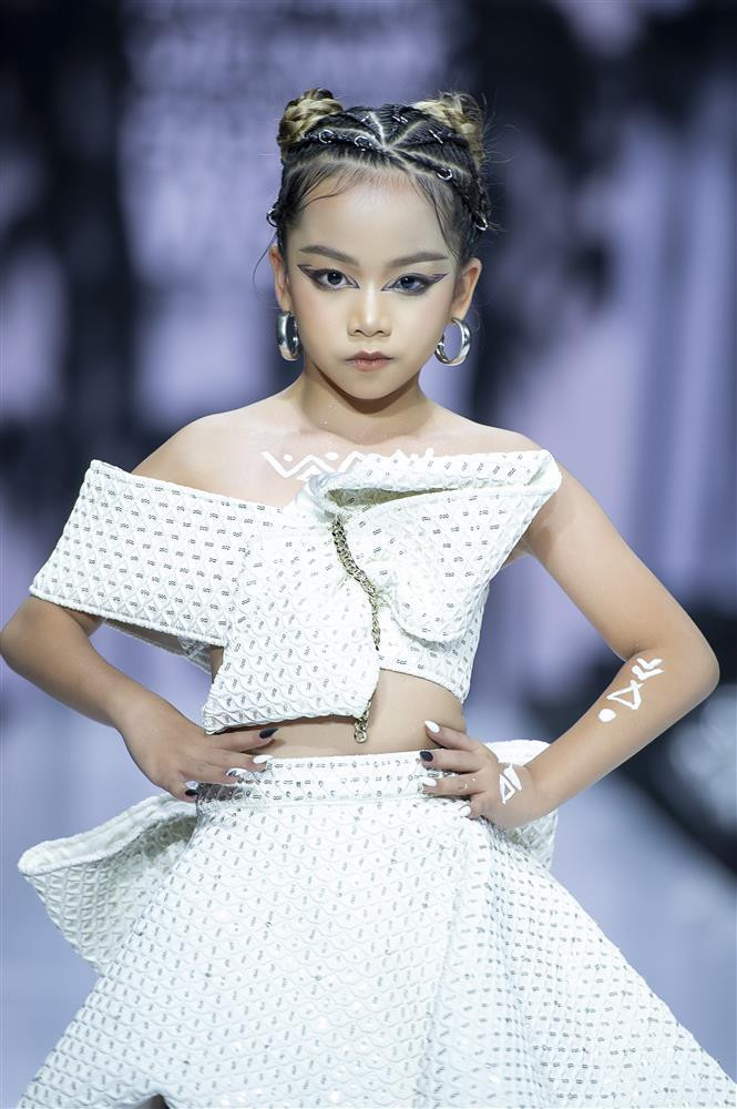 Thanh Hằng gặp sự cố khi diễn vedette, xử lý ra sao? - Hình 12 Thanh Hang gap su co khi dien vedette, xu ly ra sao?-Hinh-12