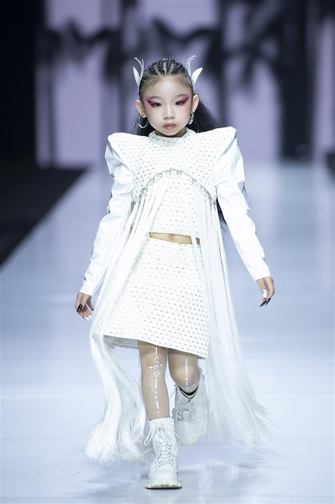 Thanh Hằng gặp sự cố khi diễn vedette, xử lý ra sao? - Hình 9 Thanh Hang gap su co khi dien vedette, xu ly ra sao?-Hinh-9