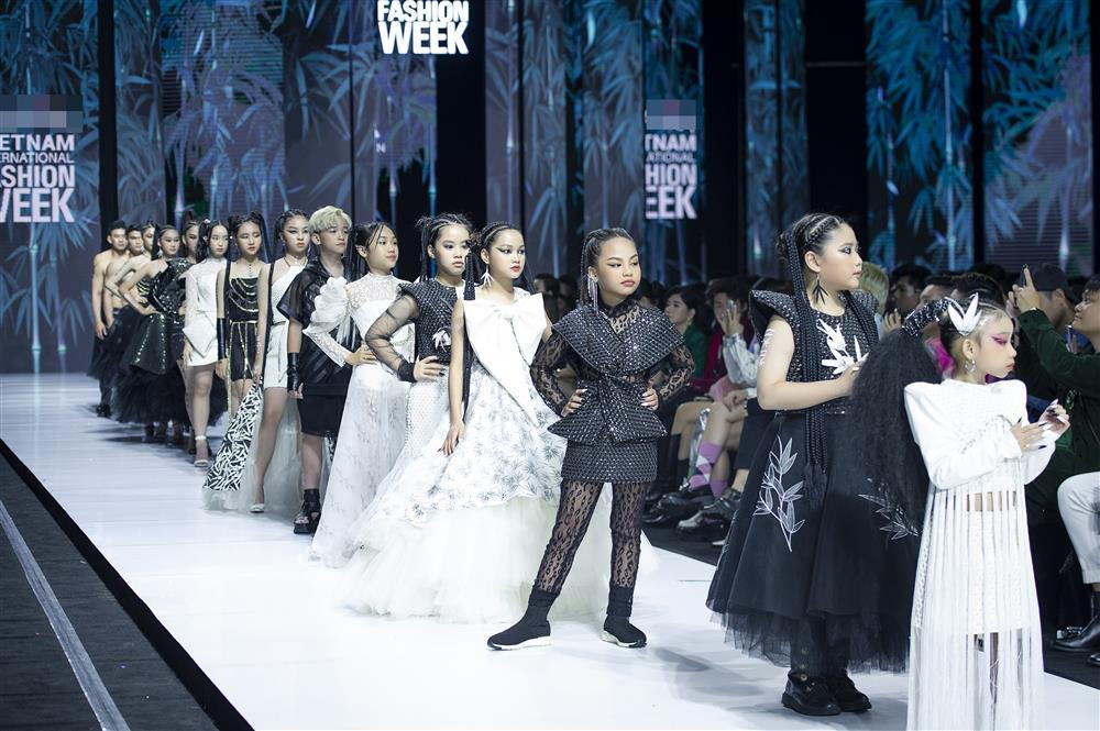 Thanh Hằng gặp sự cố khi diễn vedette, xử lý ra sao? - Hình 19 Thanh Hang gap su co khi dien vedette, xu ly ra sao?-Hinh-19