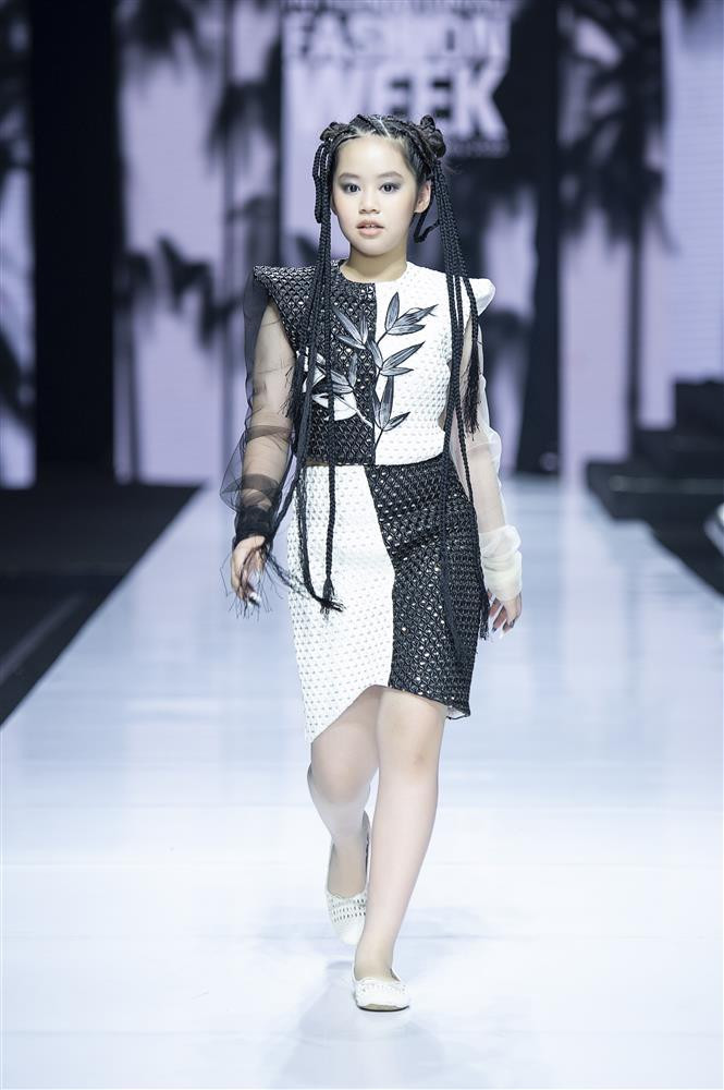 Thanh Hằng gặp sự cố khi diễn vedette, xử lý ra sao? - Hình 14 Thanh Hang gap su co khi dien vedette, xu ly ra sao?-Hinh-14