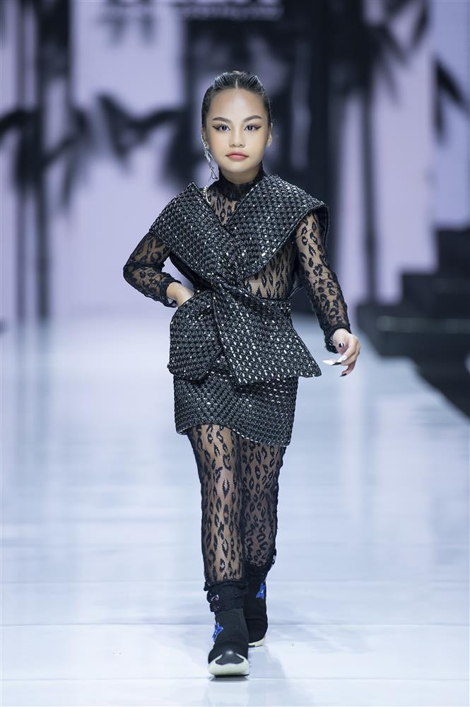 Thanh Hằng gặp sự cố khi diễn vedette, xử lý ra sao? - Hình 15 Thanh Hang gap su co khi dien vedette, xu ly ra sao?-Hinh-15