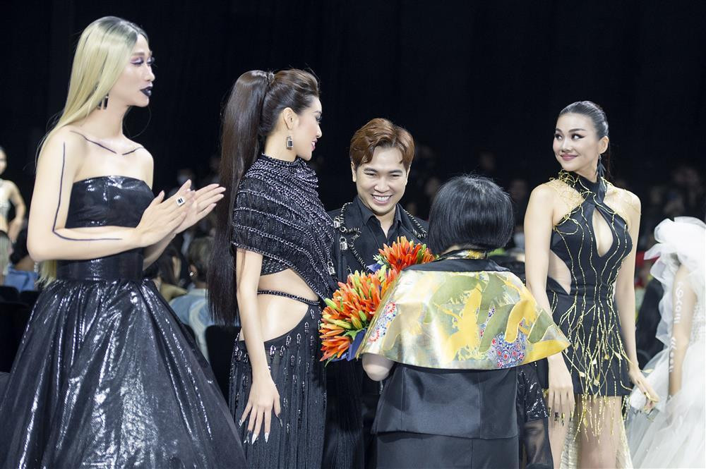 Thanh Hằng gặp sự cố khi diễn vedette, xử lý ra sao? - Hình 20 Thanh Hang gap su co khi dien vedette, xu ly ra sao?-Hinh-20