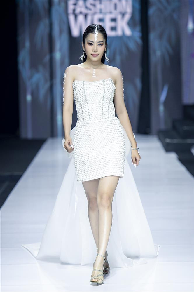 Thanh Hằng gặp sự cố khi diễn vedette, xử lý ra sao? - Hình 7 Thanh Hang gap su co khi dien vedette, xu ly ra sao?-Hinh-7