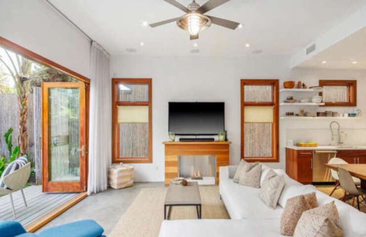 Nằm trong con đường đi bộ đến bãi biển của Venice Beach, căn hộ này là nơi hoàn hảo để tránh xa tất cả ồn ào.