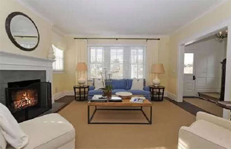 Trước khi được cải tạo, ngôi nhà tọa lạc tại một vị trí đắc địa ở thị trấn Southampton, giống như một ngôi nhà thông thường của một gia đình trung lưu. Lối vào rộng rãi dẫn đến phòng khách được trang trí bằng tông màu trung tính.