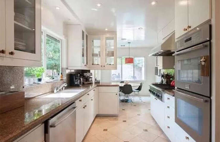 Căn bếp thoáng sáng với nhiều không gian tủ và bếp nấu lớn.