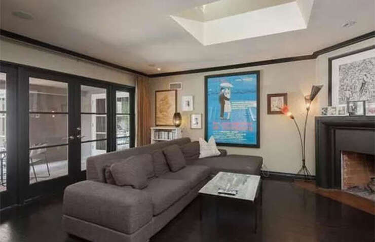 Ngôi nhà có thể được coi là nhỏ bé khi so sánh với các căn biệt thự lân cận. Phòng khách có lò sưởi và cửa kính lớn dẫn ra sân sau bên ngoài.