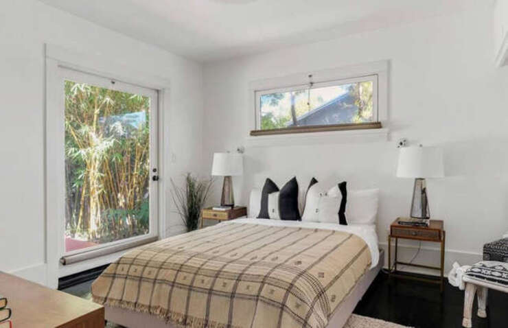 Với tổng cộng hai phòng tắm và hai phòng ngủ, những ngôi nhà có thể ấm cúng nhưng chắc chắn không hề là một căn biệt thự kiểu mẫu của người giàu có. Phòng ngủ nhỏ nhưng trang nhã này tràn ngập ánh sáng và có tầm nhìn ra sân sau.