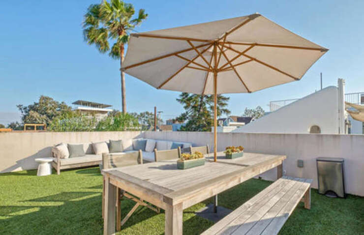 Bàn nướng tích hợp trên sân thượng.