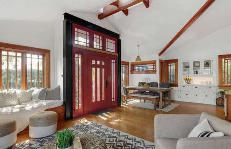 Nằm sau hàng rào cao, ngôi nhà được tạo thành từ hai ngôi nhà nhỏ có từ những năm 1920.