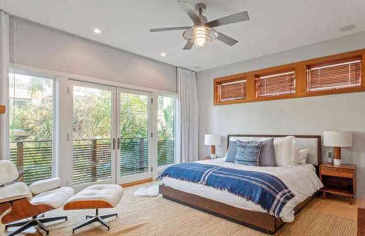 Không gian tổng thể nằm dọc theo hai phòng ngủ của khách và có một lò sưởi và tủ quần áo không cửa ngăn, cũng như tầm nhìn ra sân.