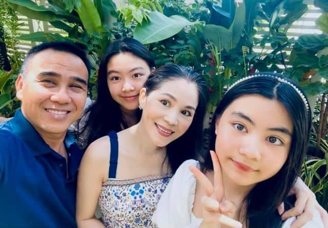 Khoe 2 con dep nhu hoa hau, Quyen Linh duoc nhieu nguoi nhan 