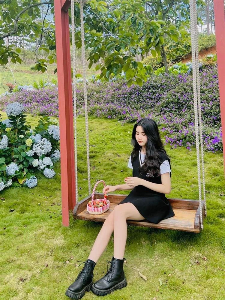 Khoe 2 con dep nhu hoa hau, Quyen Linh duoc nhieu nguoi nhan 