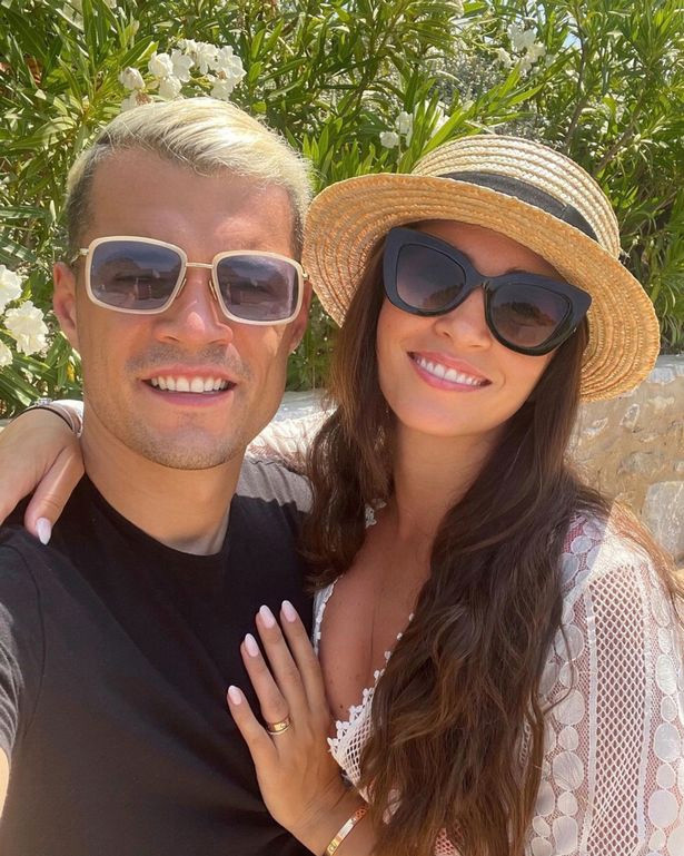 Xhaka va vo song cuc sang chanh du bi tuoc bang doi truong Arsenal-Hinh-2