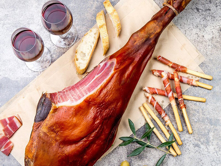 Ở vùng núi phía Nam Tây Ban Nha, mùa hè nóng bức nhưng mùa đông lạnh thấu xương nên người dân nơi đây đã nghĩ ra cách muối thịt lợn để dự trữ thức ăn