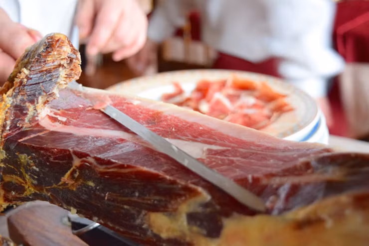 Nhờ độ lạnh ở trong hầm mà những chiếc đùi lợn không bị hư và bắt đầu lên men, những chiếc đùi lợn trong thời gian trên 1 năm hoặc lâu hơn nữa để chúng có thể lên mốc hoàn hảo.