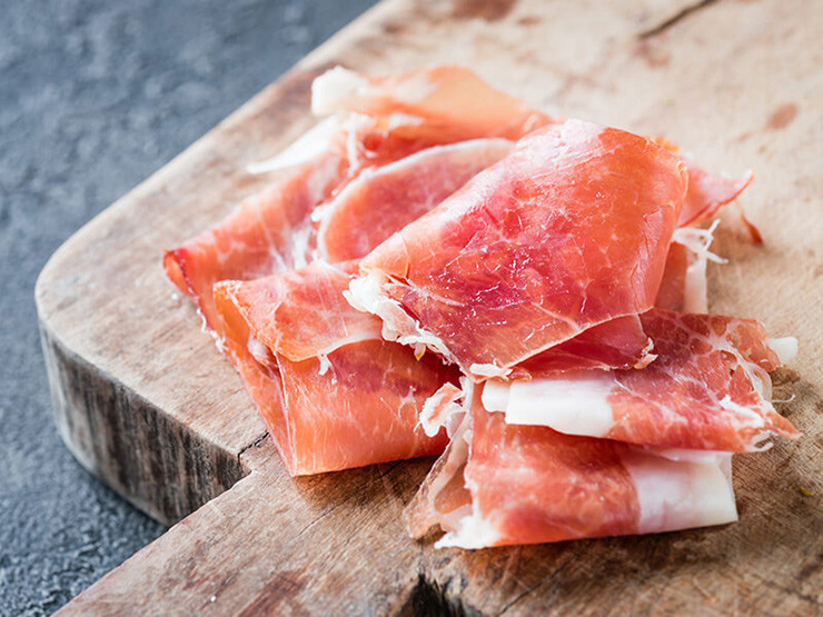 Những chiếc đùi lợn muối mốc meo ở bên ngoài, nhưng bên trong lại là cực phẩm của cực phẩm bởi phần thịt đỏ au đẹp mắt và hương vị hấp dẫn khó cưỡng.