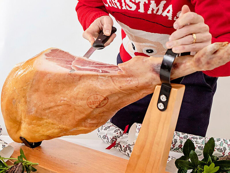 1 chiếc đùi lợn muối này có giá lên tới 1.000 euro (khoảng 26 triệu đồng), nhiều người tìm mua về thưởng thức