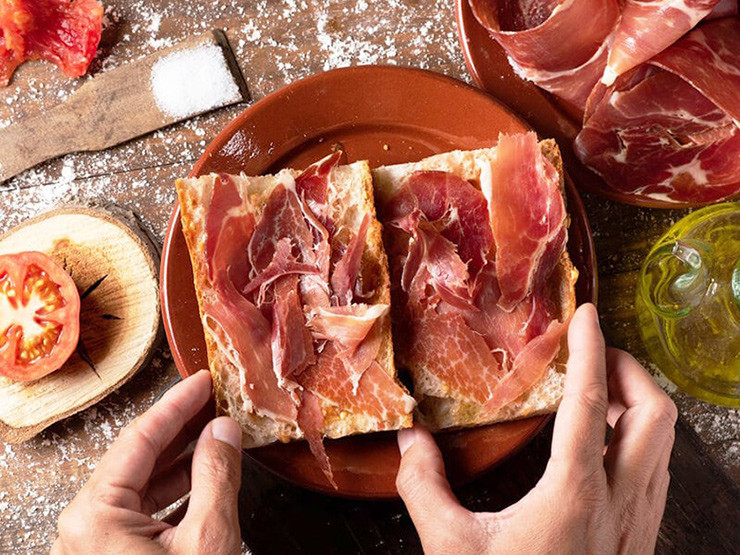 Đùi lợn sẽ được ướp muối và để trong vài tuần, sau đó người ta sẽ mang đi rửa trôi muối còn thừa và bắt đầu treo chúng vào trong những chiếc hầm đá.
