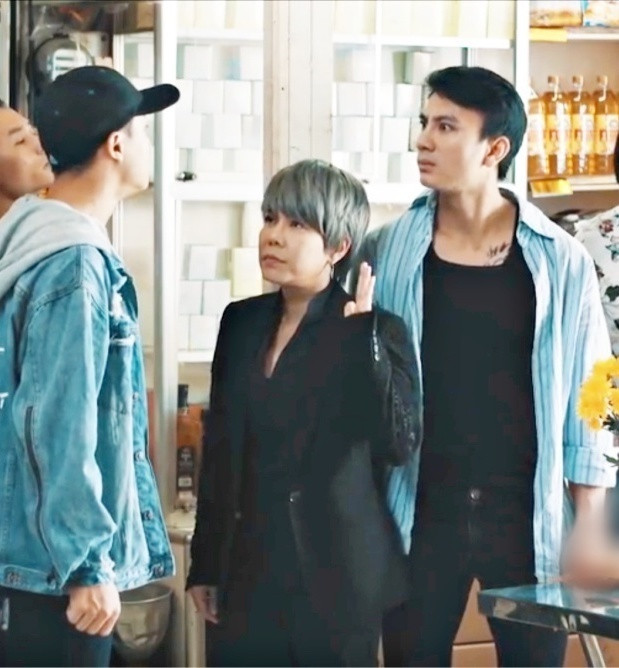 Dan my nhan Viet khong ngai doi dien mao vi vai dien: Viet Huong cat troc dau-Hinh-3