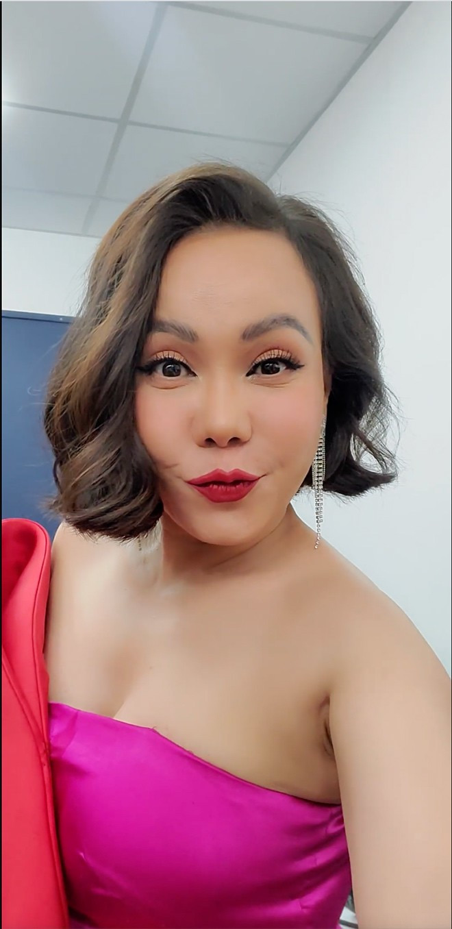 Dan my nhan Viet khong ngai doi dien mao vi vai dien: Viet Huong cat troc dau