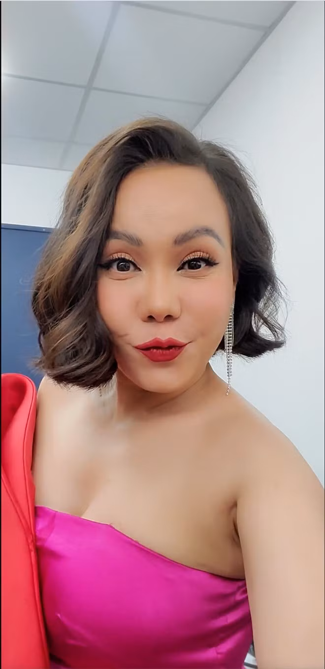 Dan my nhan Viet khong ngai doi dien mao vi vai dien: Viet Huong cat troc dau