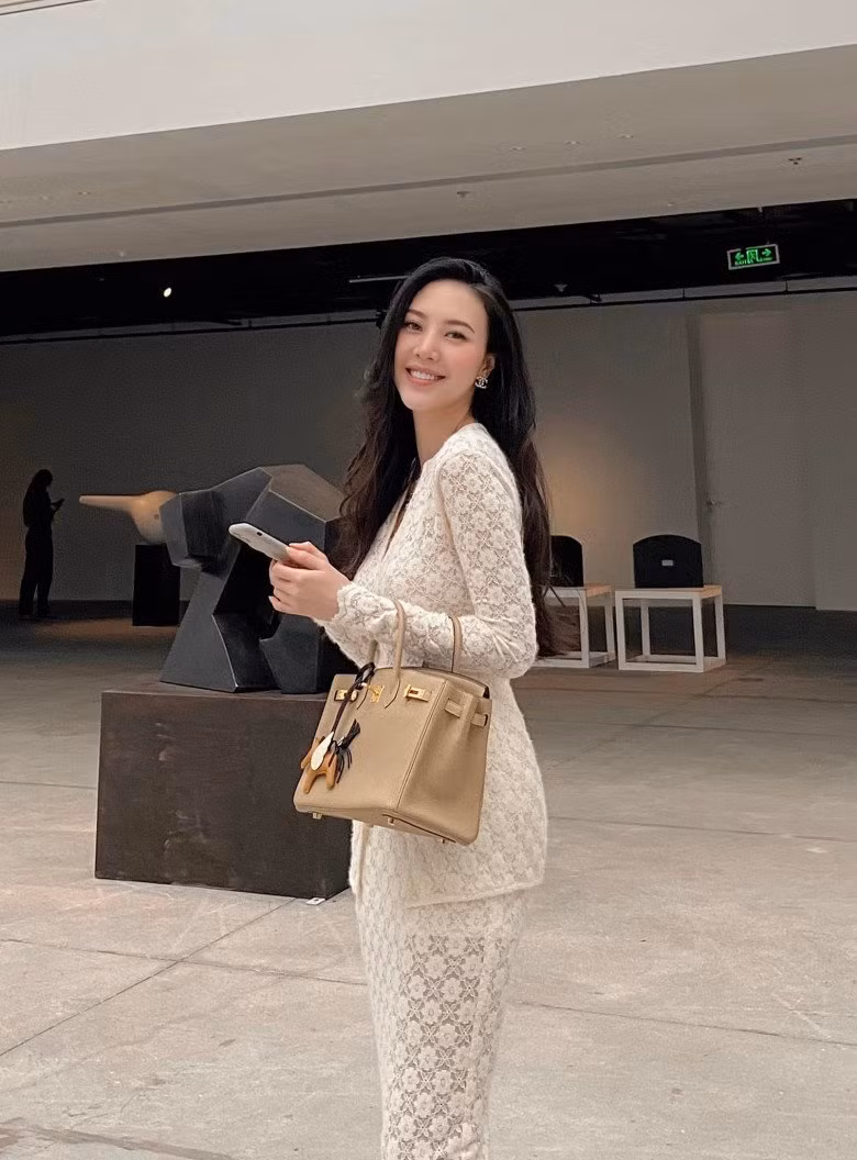 “Hoa khoi tiep vien hang khong” khoe gu thoi trang cua me 1 con-Hinh-3