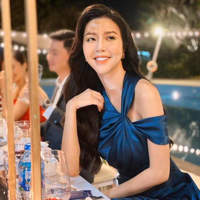 “Hoa khoi tiep vien hang khong” khoe gu thoi trang cua me 1 con