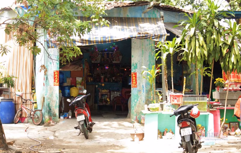 Mot minh 40 nam song o nghia trang, nhan nguoi mat lam cha me, con nuoi-Hinh-2