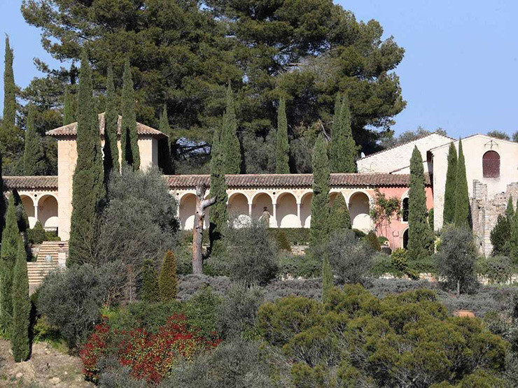 Vị trí công trình tọa lạc chỉ cách thành phố Nice một tiếng lái ô tô.