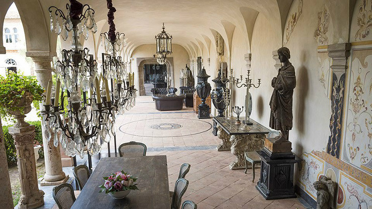 Dinh thự có 18 phòng, 2 bãi đỗ trực thăng, bể bơi và các khu vườn được cắt tỉa cẩn thận.