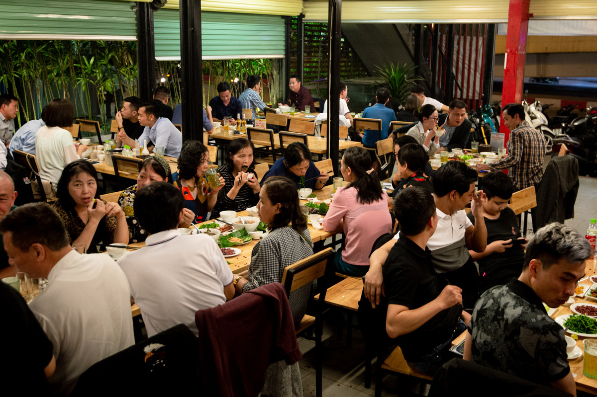 Tháng 12 năm ngoái, quán nhậu của anh Trung tại phố Láng Hạ khai trương vào đúng thời điểm dịch bệnh phức tạp. Anh cho biết chỉ vừa mở cửa được 11 ngày thì quận Đống Đa thực hiện giãn cách, cấm hoạt động tại chỗ khiến quán gặp nhiều khó khăn, những ngày gần đây mới có dấu hiệu khởi sắc hơn.