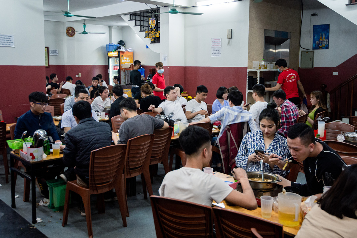 Anh Minh, quản lý một cửa hàng bia hơi ở Vũ Tông Phan (quận Thanh Xuân) chia sẻ trước đó hình thức bán mang về và lệnh cấm hoạt động sau 21h không phù hợp với tính chất của quán nhậu. "Từ khi hết các quy định đó, tình hình kinh doanh của chúng tôi mới khá hơn do nhiều người thích ngồi cà kê tại quán đến tối muộn", anh nói.