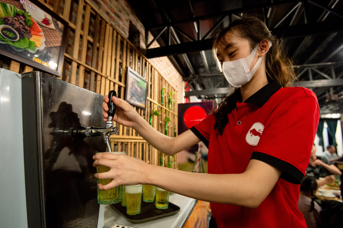 Tuy vậy, anh Trung cho biết vẫn chưa tự tin để huy động hết toàn bộ nhân viên trở lại làm việc và chỉ giữ ở mức cầm chừng. Quán hiện có khoảng 8 nhân sự bao gồm đầu bếp, chạy bàn...