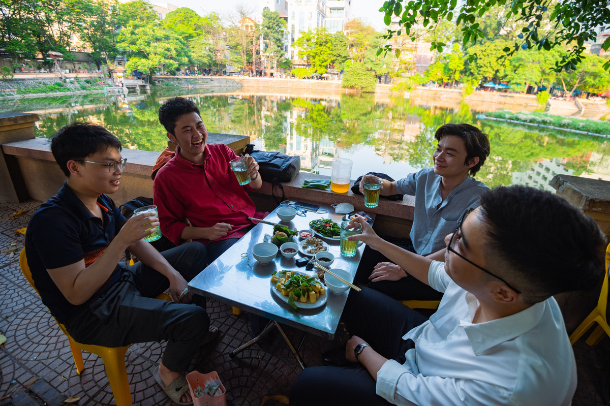 Không chỉ giới trung niên đông đúc, các quán bia dịp này cũng đón nhiều khách trẻ tuổi. "Do dịch bệnh nên anh em đi nhậu cũng ít đi. Khá lâu rồi bọn mình mới ngồi với nhau như vậy", Hiếu (23 tuổi) chia sẻ.