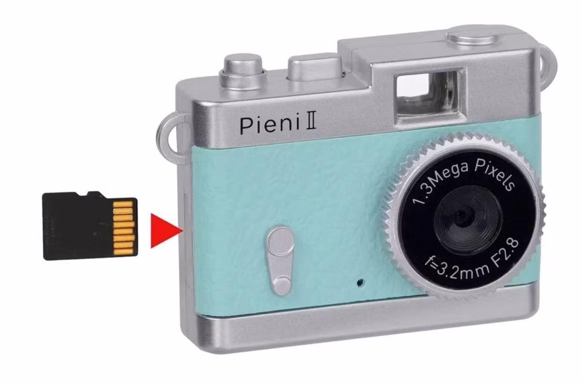 Chiếc camera siêu nhỏ của Kenko Tokina có thể chụp ảnh, quay phim và ghi âm, dữ liệu được lưu trên thẻ nhớ microSD. Ảnh chụp từ Pieni II dùng định dạng JPEG, độ phân giải 1,3 MP (1.280 x 1.024 pixel), video có chất lượng 480p, file ghi âm dùng định dạng MP3.