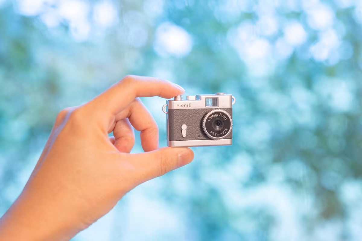 Pieni II rộng 51 mm, cao 36 mm và mỏng 18 mm, có thể cầm vừa bằng 2 ngón tay. Camera chỉ nặng 18 g nếu không gắn thẻ nhớ và phụ kiện. Theo PetaPixel, Pieni II chỉ lớn hơn một chút so với Mini View Camera, chiếc máy ảnh kỹ thuật số nhỏ nhất thế giới, được chế tạo bởi người đam mê camera Lucus Landers.