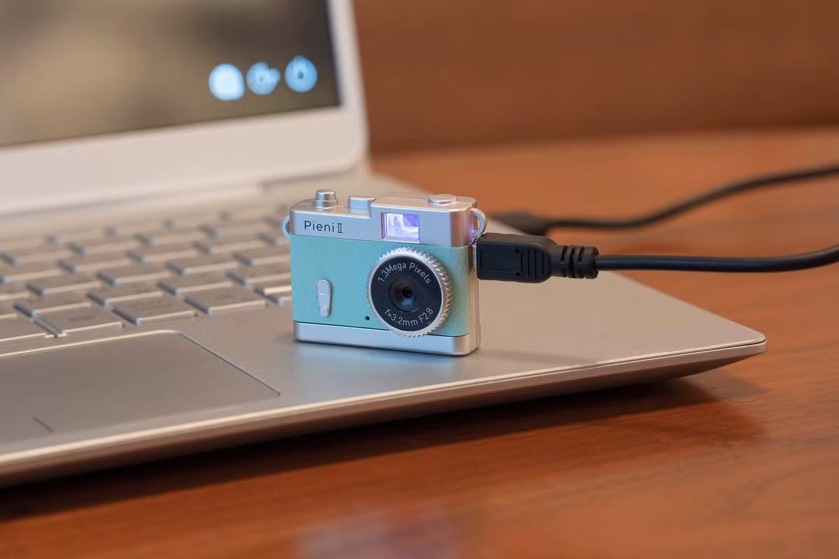 Người dùng có thể sạc cho camera bằng cổng USB. Nhà sản xuất cho biết do ống kính hơi lệch so với ống ngắm rangefinder, cần đặt chủ thể sang bên phải để ảnh không bị lệch.
