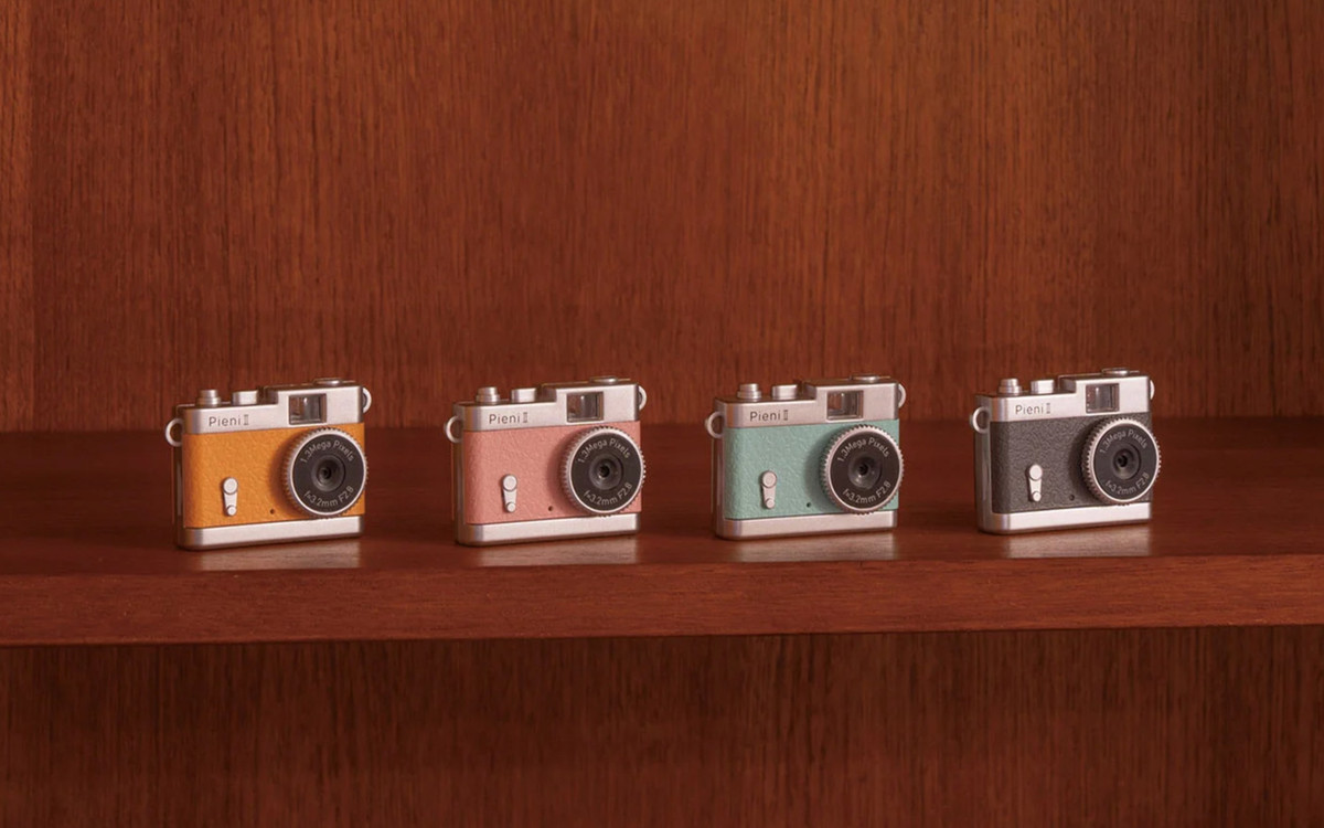 Công ty sản xuất ống kính Kenko Tokina tại Nhật Bản vừa giới thiệu Pieni II, mẫu camera kỹ thuật số siêu nhỏ, có khả năng quay video, chụp ảnh với độ phân giải 1,3 MP.