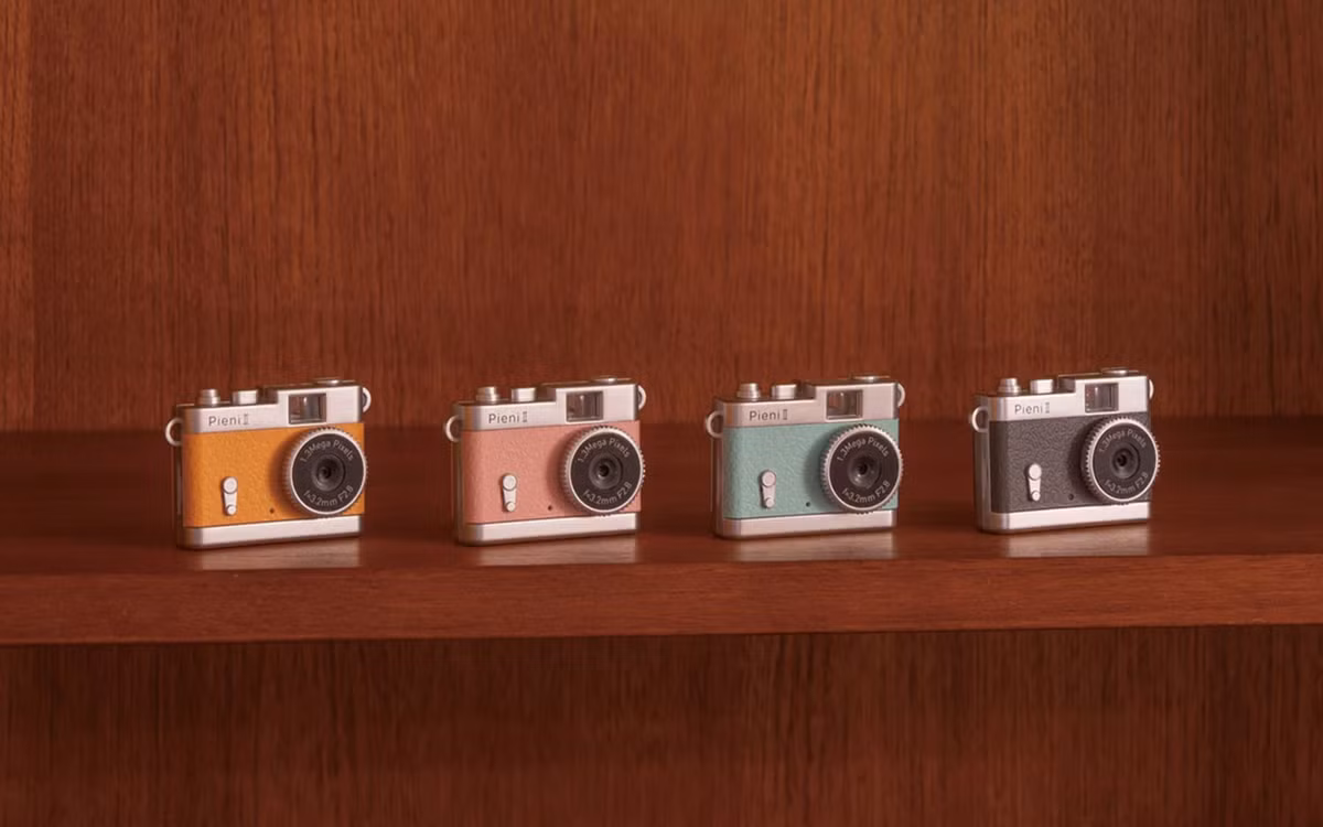 Công ty sản xuất ống kính Kenko Tokina tại Nhật Bản vừa giới thiệu Pieni II, mẫu camera kỹ thuật số siêu nhỏ, có khả năng quay video, chụp ảnh với độ phân giải 1,3 MP.