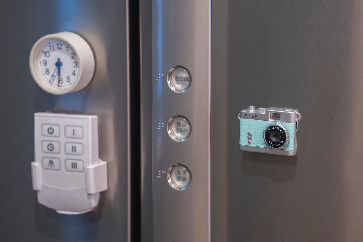 Pieni II được tặng dây đeo, có thể đeo vào cổ để mang đi khắp nơi hoặc dùng làm phụ kiện thời trang. Phía sau camera còn có nam châm để đính vào tủ lạnh. Phiên bản tiêu chuẩn của Pieni II gồm 4 màu: bạc hà, đào, cam và xám. Nhà sản xuất còn giới thiệu loạt phiên bản hợp tác cùng Sanrio, với 4 nhân vật: Hello Kitty, Cinnamoroll, Pompompurin và Pochacco.