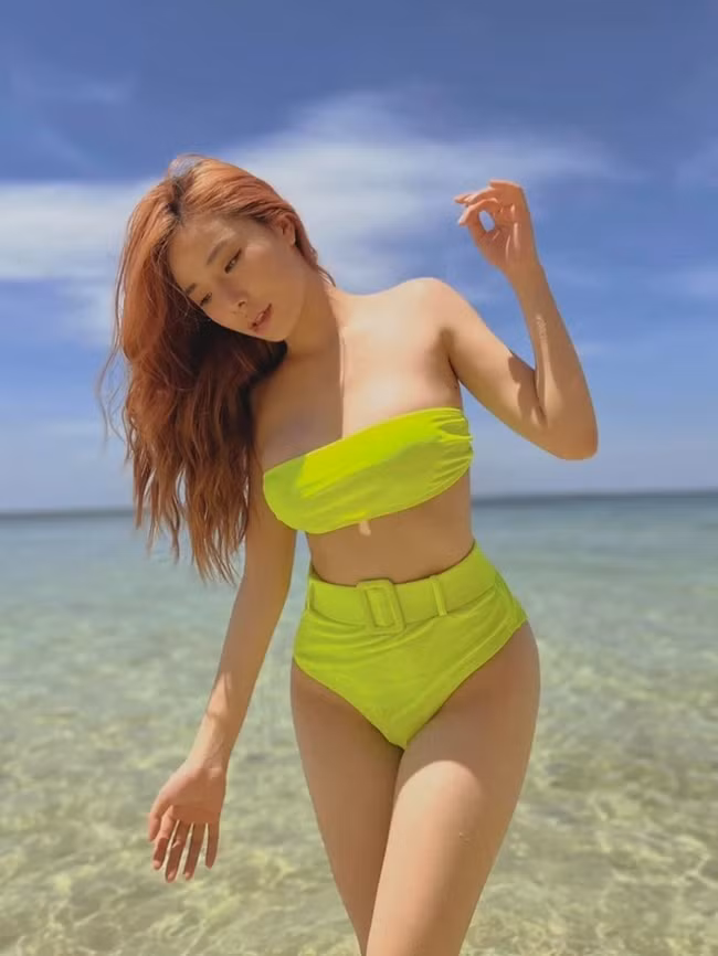 Ngoài đời, người đẹp sinh năm 1998 chuộng trang phục có thiết kế gợi cảm, trẻ trung.