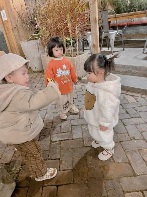 Con gai Dong Nhi tro tai lam quen bat chuyen buon dua le cung ban moi