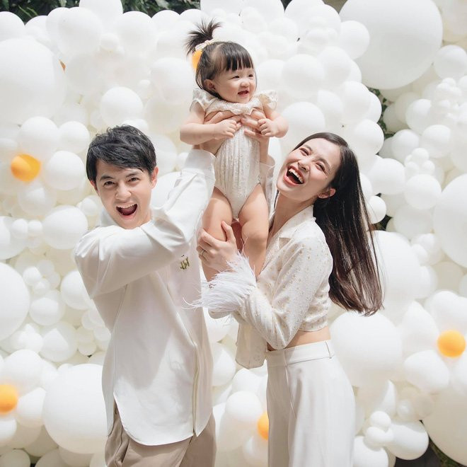 Con gái Đông Nhi trổ tài làm quen bắt chuyện buôn dưa lê cùng bạn mới - Hình 3 Con gai Dong Nhi tro tai lam quen bat chuyen buon dua le cung ban moi-Hinh-3