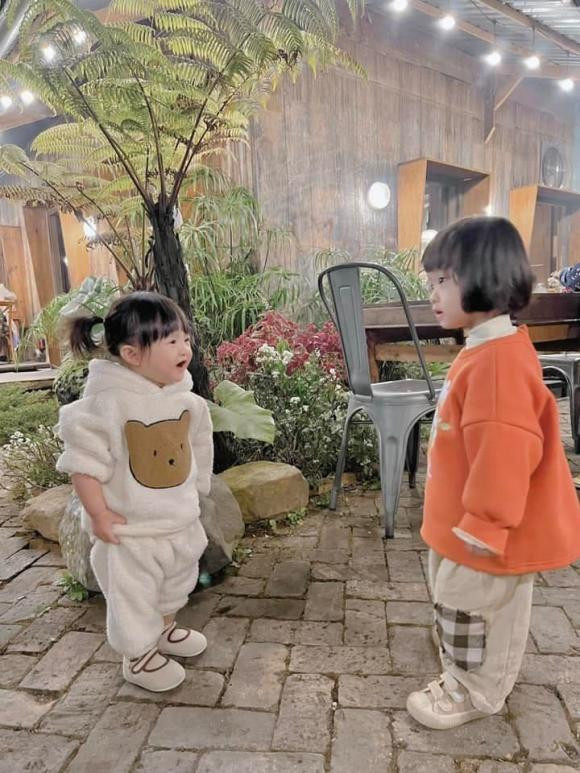 Con gái Đông Nhi trổ tài làm quen bắt chuyện buôn dưa lê cùng bạn mới - Hình 2 Con gai Dong Nhi tro tai lam quen bat chuyen buon dua le cung ban moi-Hinh-2