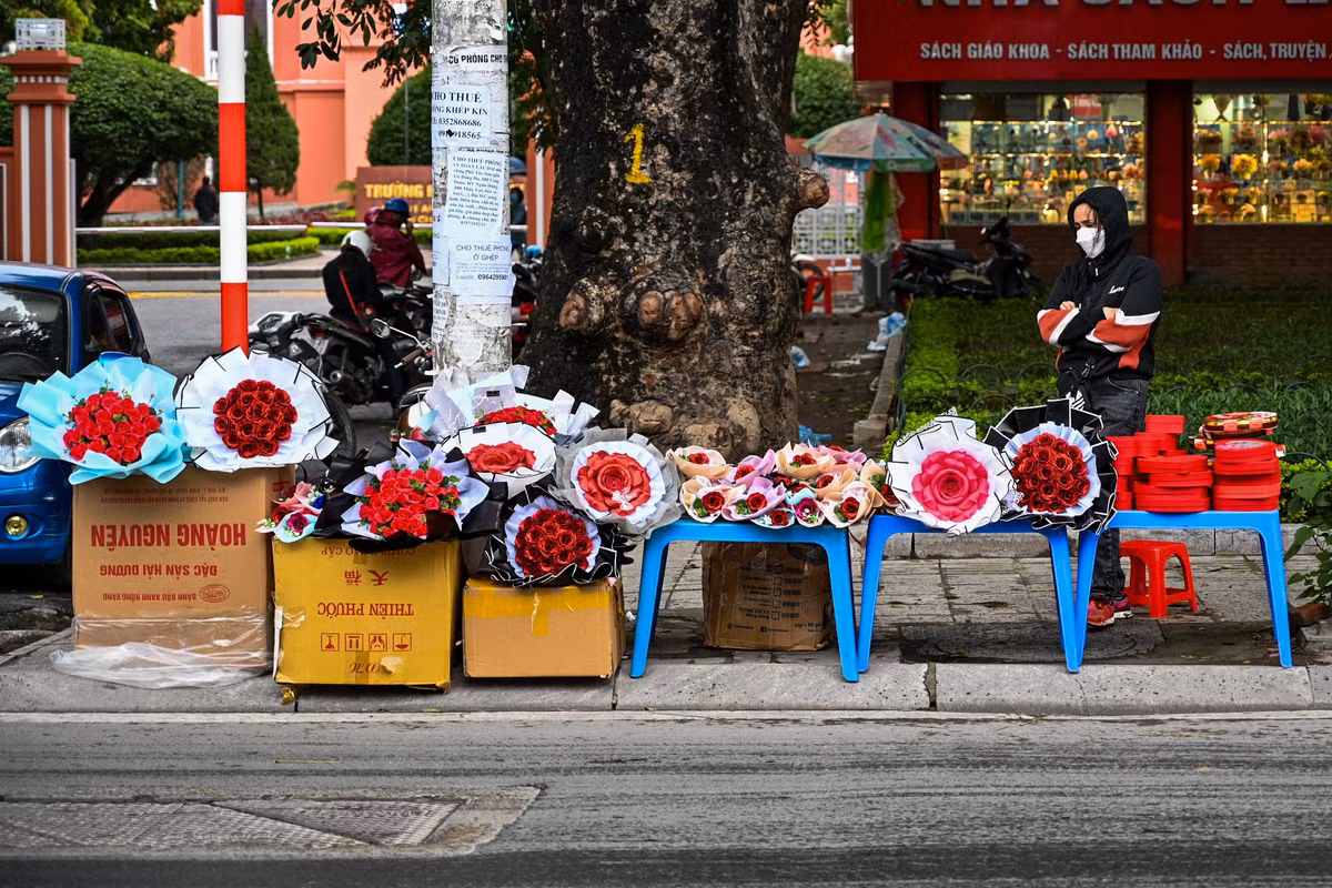 Dọc con phố Tây Sơn - Nguyễn Trãi, những gian hàng bán hoa, chocolate vỉa hè không còn tấp nập như mọi năm.