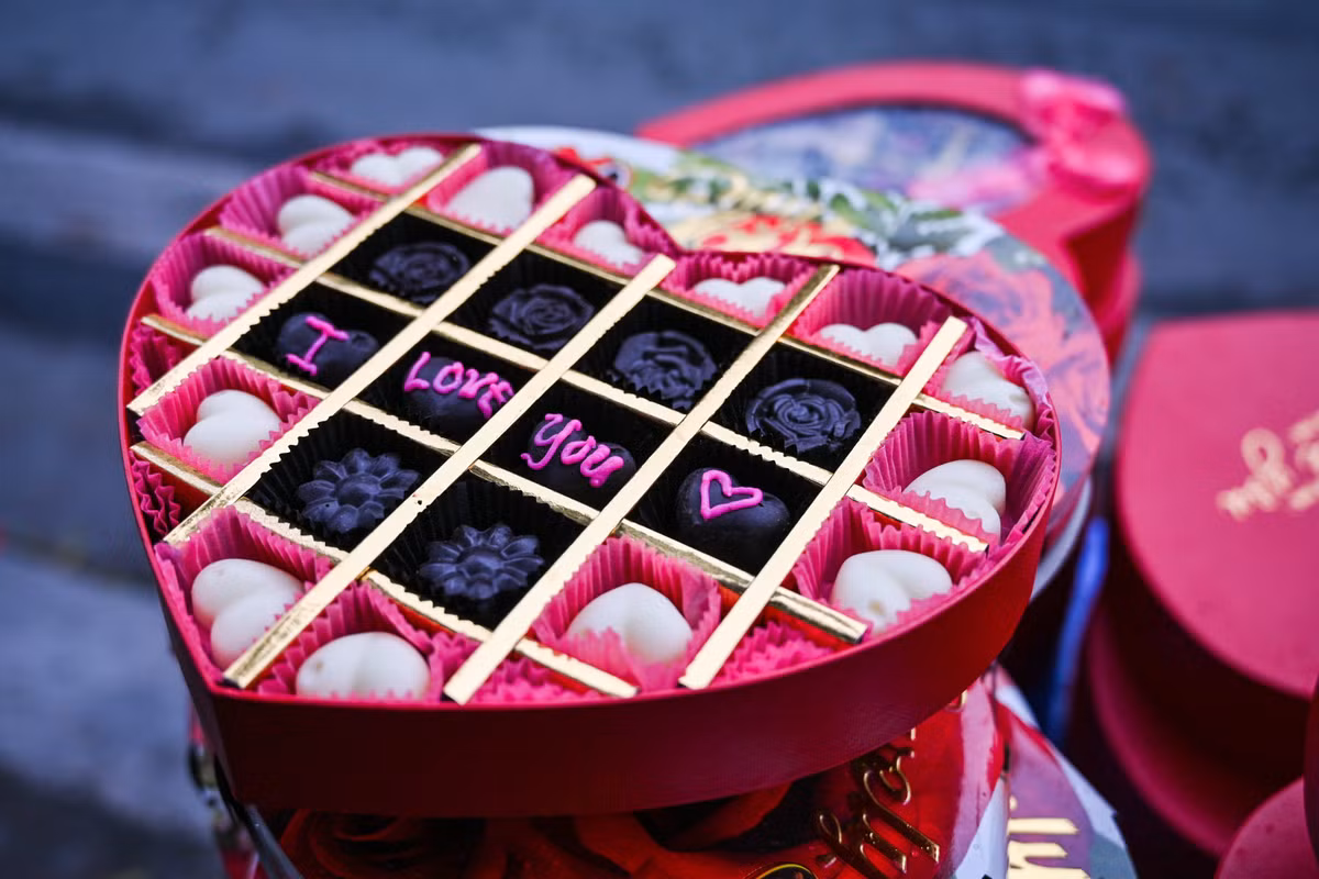 Chocolate cho ngày Valentine được bán với giá từ 100.000 đến 300.000 đồng/hộp.