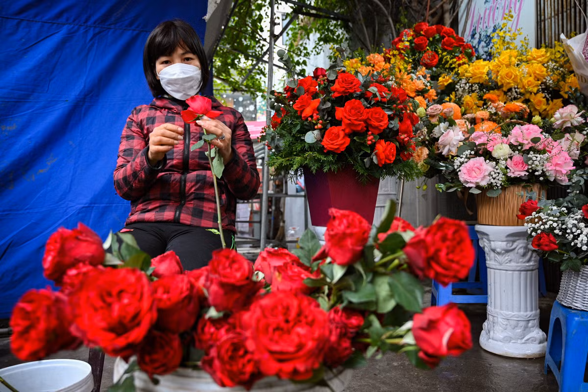 Trái lại, những cửa hàng kinh doanh truyền thống lại đối mặt với tình cảnh ế ẩm. "Nhiều chức năng trên điện thoại còn không biết thì sao mà kinh doanh online. Nhìn lứa trẻ làm mà tôi cũng muốn lắm nhưng không làm được", chị Tư (40 tuổi), chủ một cửa hàng hoa tươi tại phố Nguyễn Thái Học chia sẻ. Cả ngày 13/2, doanh thu của cửa hàng chị mới được hơn 1 triệu đồng.