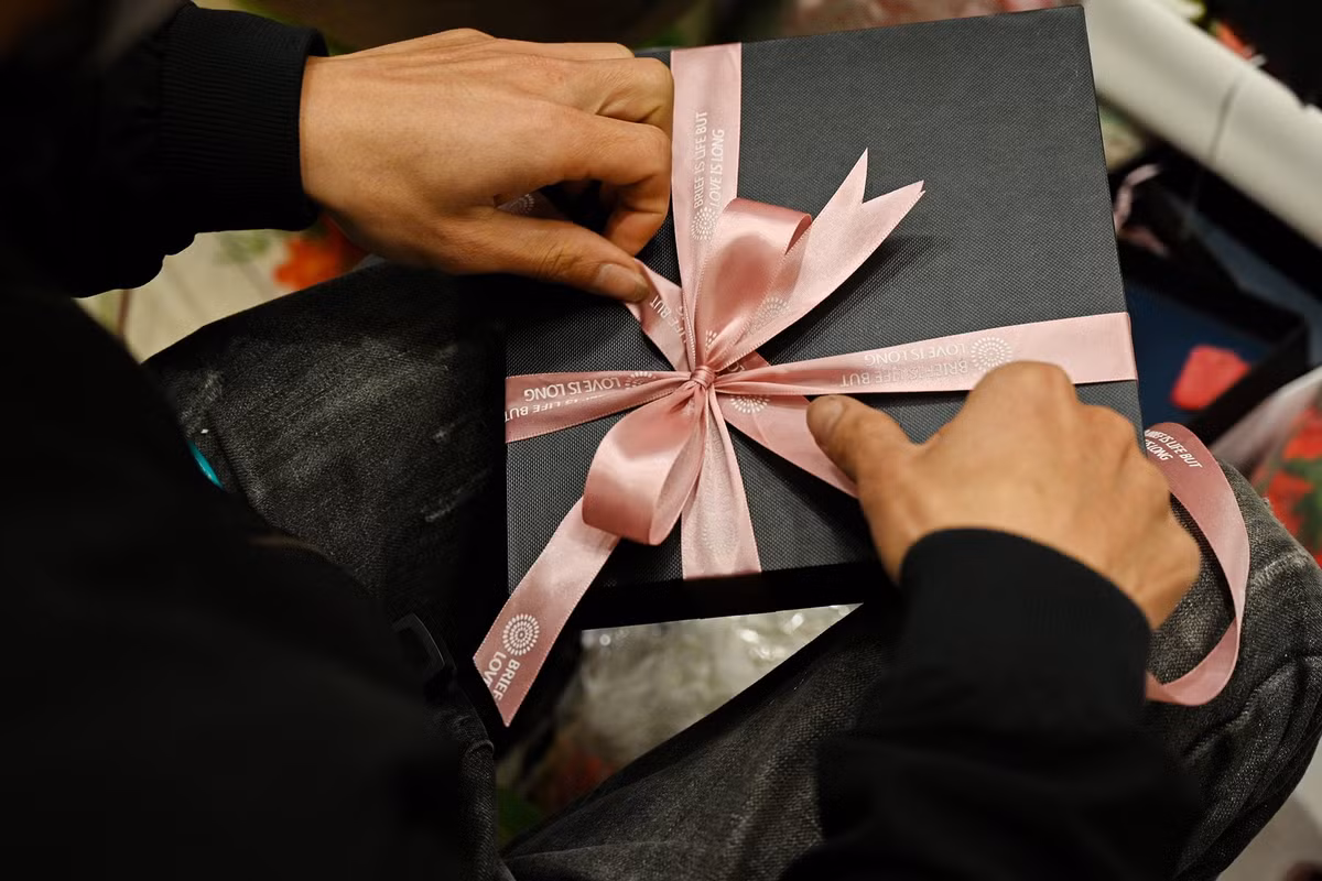 Năm nay theo xu hướng mới, cửa hàng cũng nhận những đơn hàng qua hình thức online. Doanh thu từ việc bán qua mạng ổn định hơn, chị Ánh phải điều động hơn 4 nhân viên đóng gói mới kịp đáp ứng.