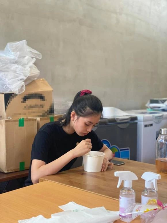 Mỹ nhân Việt để mặt mộc, ngay cả chụp lén cũng đẹp xuất sắc - Hình 5 My nhan Viet de mat moc, ngay ca chup len cung dep xuat sac-Hinh-5